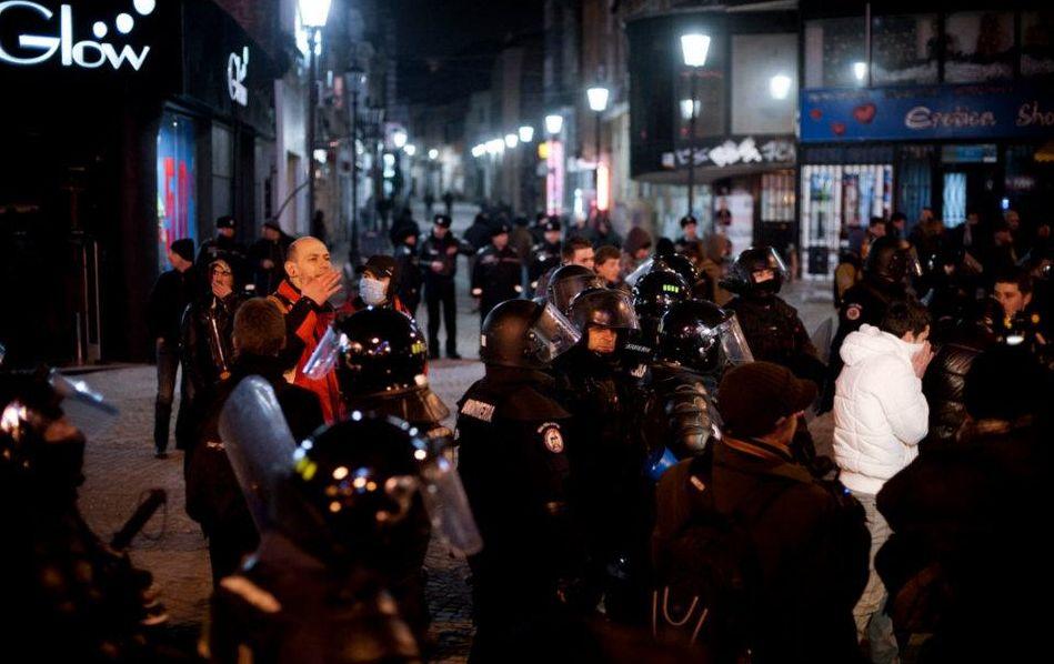 România, unită de proteste. Violenţele din Bucureşti, din perspectiva unui fotograf. „Dă-i, mă, şi lu` ăsta!” 126539