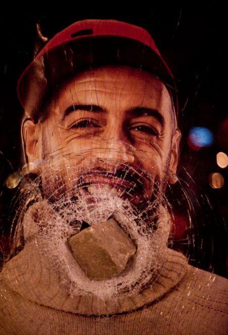 România, unită de proteste. Violenţele din Bucureşti, din perspectiva unui fotograf. „Dă-i, mă, şi lu` ăsta!” 126541