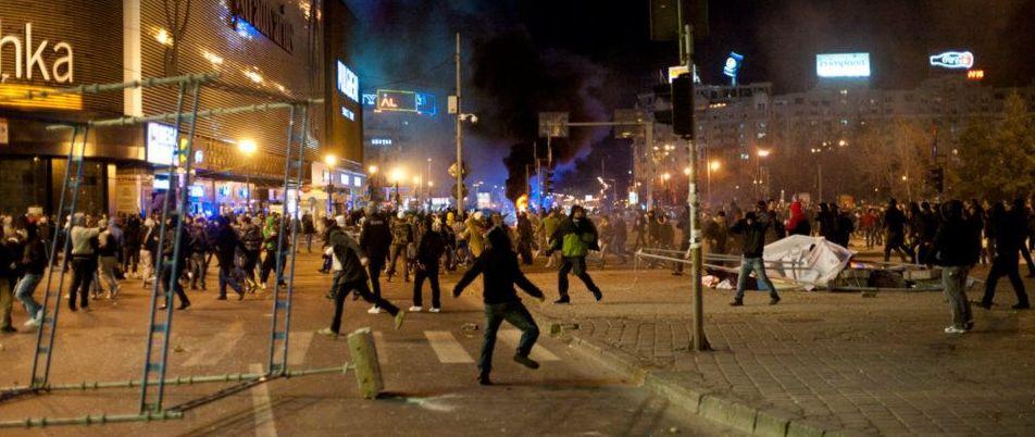 România, unită de proteste. Violenţele din Bucureşti, din perspectiva unui fotograf. „Dă-i, mă, şi lu` ăsta!” 126545