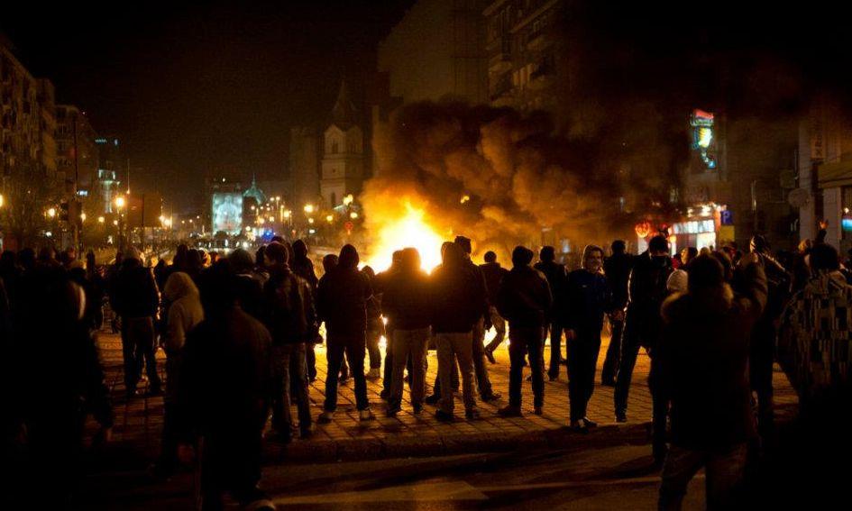 România, unită de proteste. Violenţele din Bucureşti, din perspectiva unui fotograf. „Dă-i, mă, şi lu` ăsta!” 126546