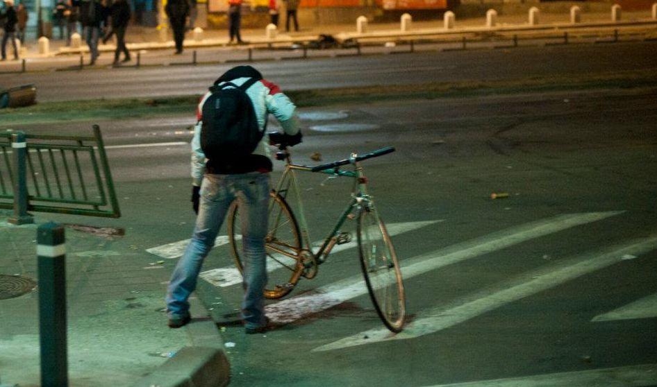 România, unită de proteste. Violenţele din Bucureşti, din perspectiva unui fotograf. „Dă-i, mă, şi lu` ăsta!” 126548