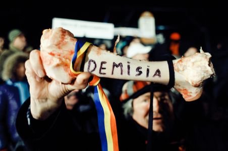Românii din Londra protestează împotriva regimului: Jos Băsescu! Ieşiţi din casă dacă vă pasă!