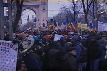Imnul României, intonat, în cor, de mii de oameni prezenţi la Arcul de Triumf din Capitală