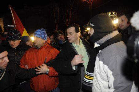 Ludovic Orban, huiduit şi bruscat din nou în Piaţa Universităţii 126887