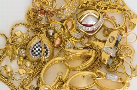 O fetiţă româncă de 10 ani a furat bijuterii de 50.000 de euro, în Franţa