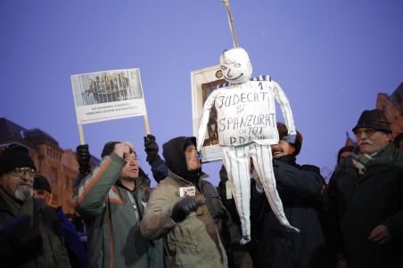 Peste 250 de persoane protestează la Oradea: Au ars o poză cu Băsescu şi au spânzurat o figurină care îl reprezenta