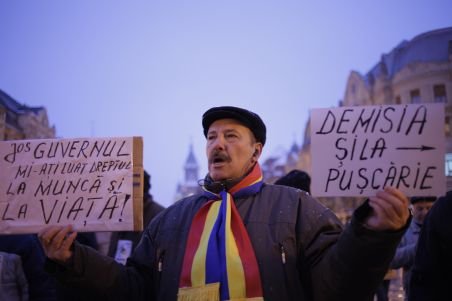 Peste 300 de oameni înfruntă viscolul şi protestează împotriva regimului Băsescu, la Vaslui