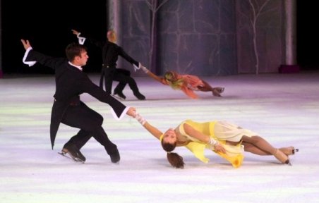 Sala Palatului, transformată în patinoar. &quot;Spărgătorul de nuci&quot;, balet pe gheaţă în această seară