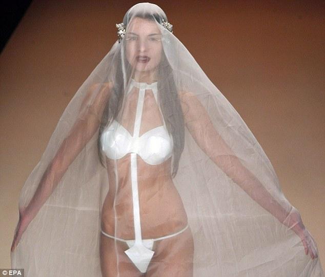 Îmbrăcată aşa la altar vei obţine BLESTEMUL preotului, dar multe propuneri din partea invitaţilor 126997