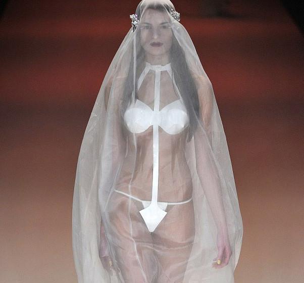 Îmbrăcată aşa la altar vei obţine BLESTEMUL preotului, dar multe propuneri din partea invitaţilor 126998