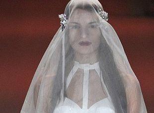 Îmbrăcată aşa la altar vei obţine BLESTEMUL preotului, dar multe propuneri din partea invitaţilor 126999