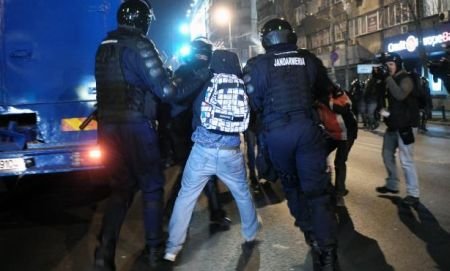Jandarmii explică violenţele: Blocarea drumurilor este o infracţiune, iar noi suntem obligaţi să intervenim