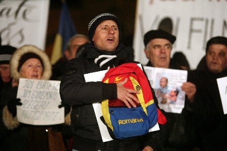 Peste 100 de persoane cer, în stradă, demisia lui Traian Băsescu