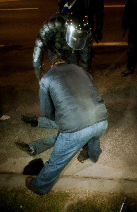 Românii strigă, dar Băsescu nu-i aude. A şaptea zi de proteste în Bucureşti. Fotografii inedite cu violenţele din Capitală  126952