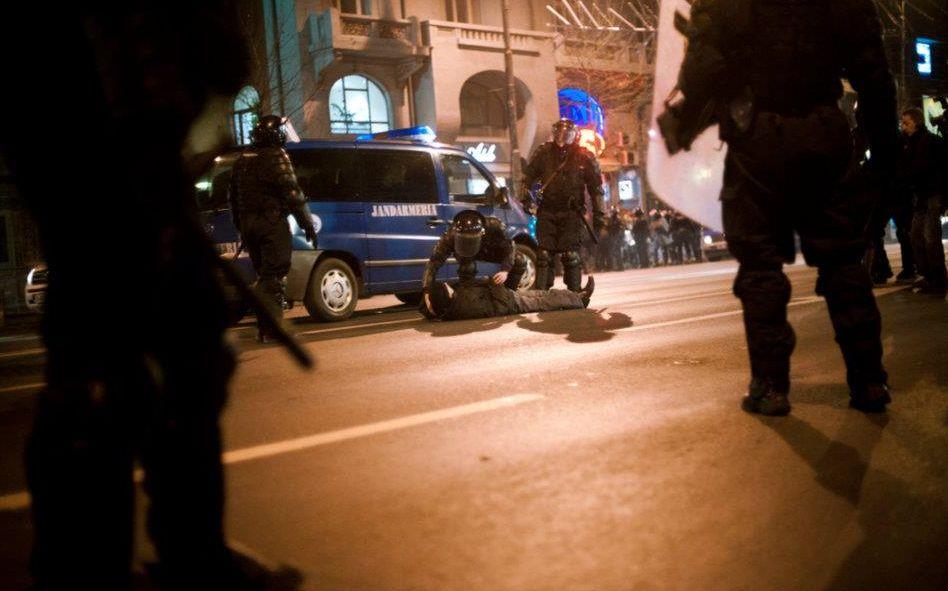 Românii strigă, dar Băsescu nu-i aude. A şaptea zi de proteste în Bucureşti. Fotografii inedite cu violenţele din Capitală  126953