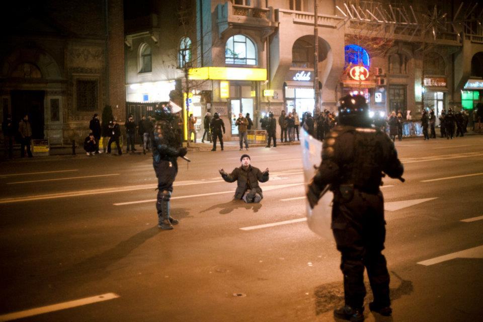 Românii strigă, dar Băsescu nu-i aude. A şaptea zi de proteste în Bucureşti. Fotografii inedite cu violenţele din Capitală  126954
