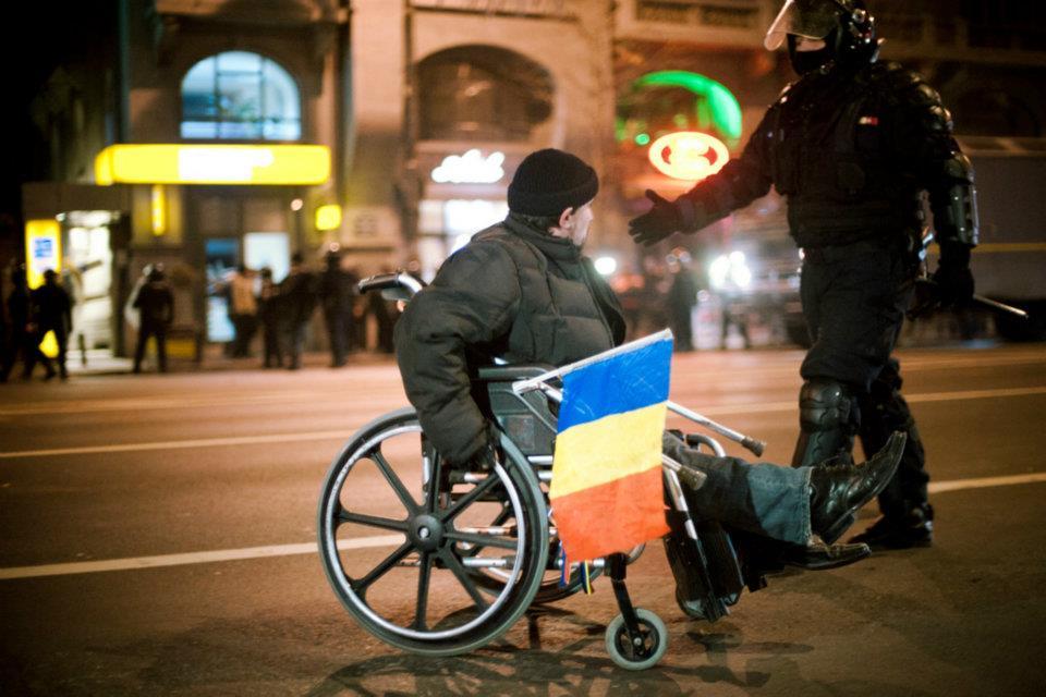 Românii strigă, dar Băsescu nu-i aude. A şaptea zi de proteste în Bucureşti. Fotografii inedite cu violenţele din Capitală  126955