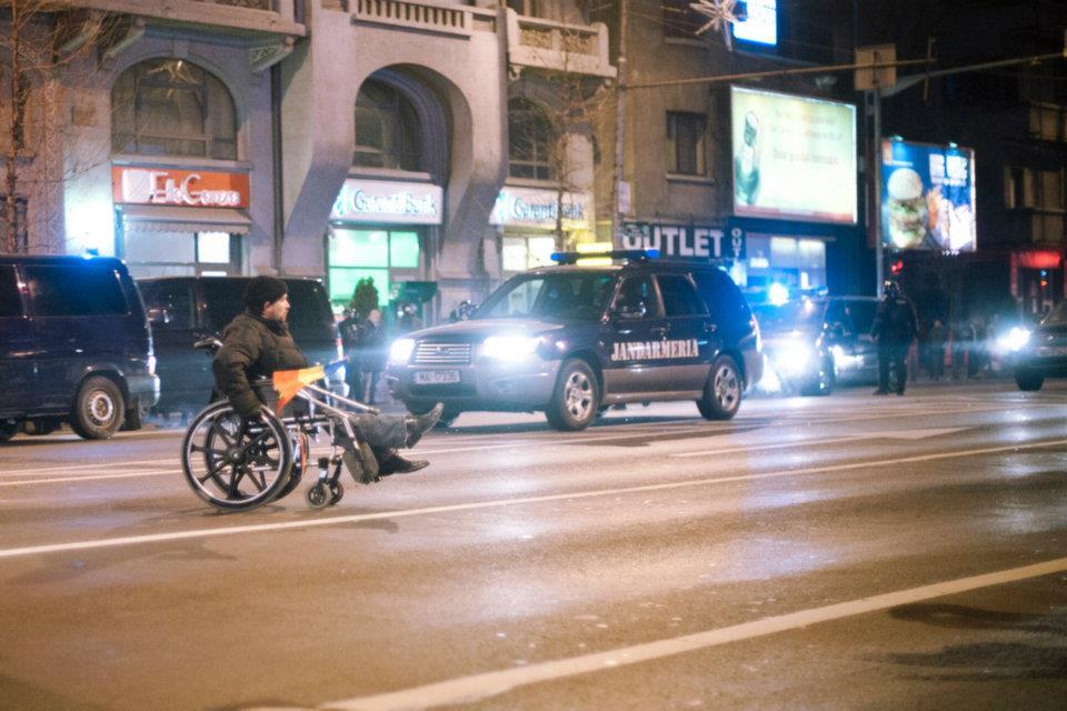 Românii strigă, dar Băsescu nu-i aude. A şaptea zi de proteste în Bucureşti. Fotografii inedite cu violenţele din Capitală  126957