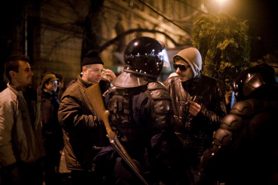 Românii strigă, dar Băsescu nu-i aude. A şaptea zi de proteste în Bucureşti. Fotografii inedite cu violenţele din Capitală  126958