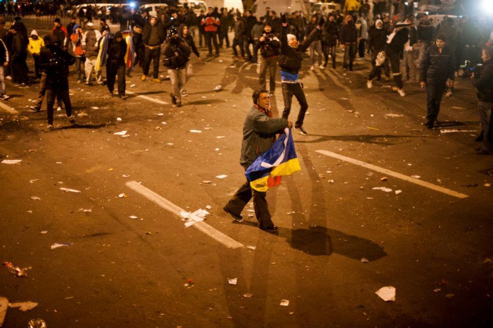 Românii strigă, dar Băsescu nu-i aude. A şaptea zi de proteste în Bucureşti. Fotografii inedite cu violenţele din Capitală  126959