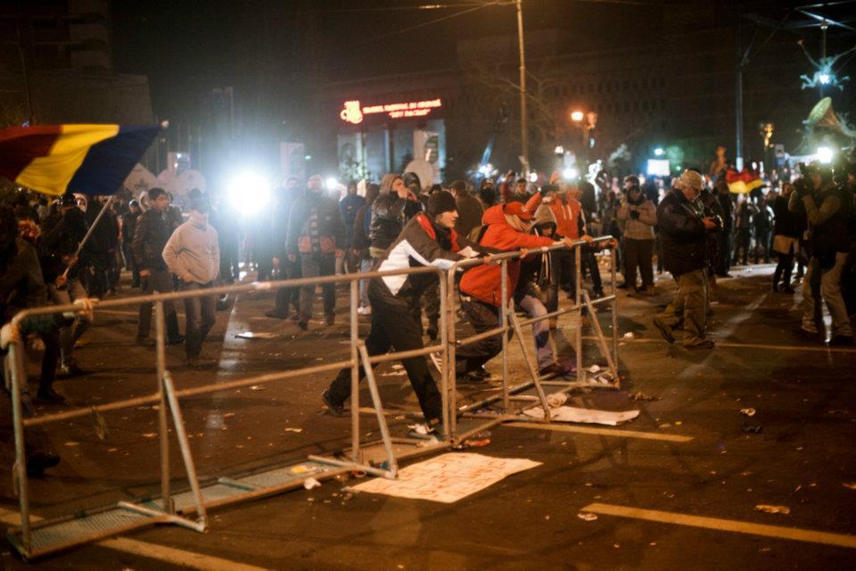 Românii strigă, dar Băsescu nu-i aude. A şaptea zi de proteste în Bucureşti. Fotografii inedite cu violenţele din Capitală  126960