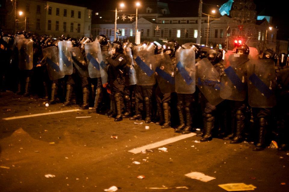 Românii strigă, dar Băsescu nu-i aude. A şaptea zi de proteste în Bucureşti. Fotografii inedite cu violenţele din Capitală  126961