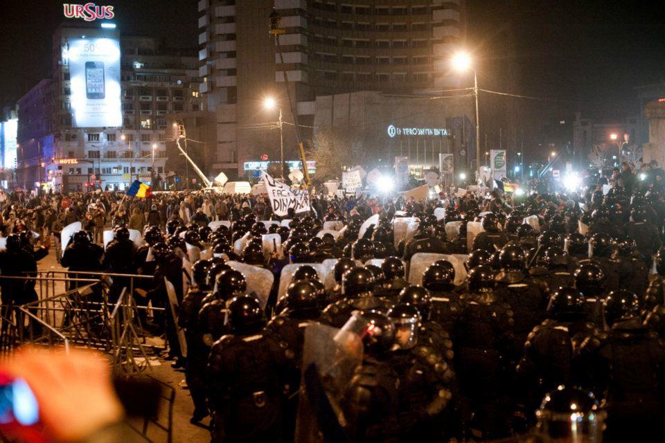 Românii strigă, dar Băsescu nu-i aude. A şaptea zi de proteste în Bucureşti. Fotografii inedite cu violenţele din Capitală  126962