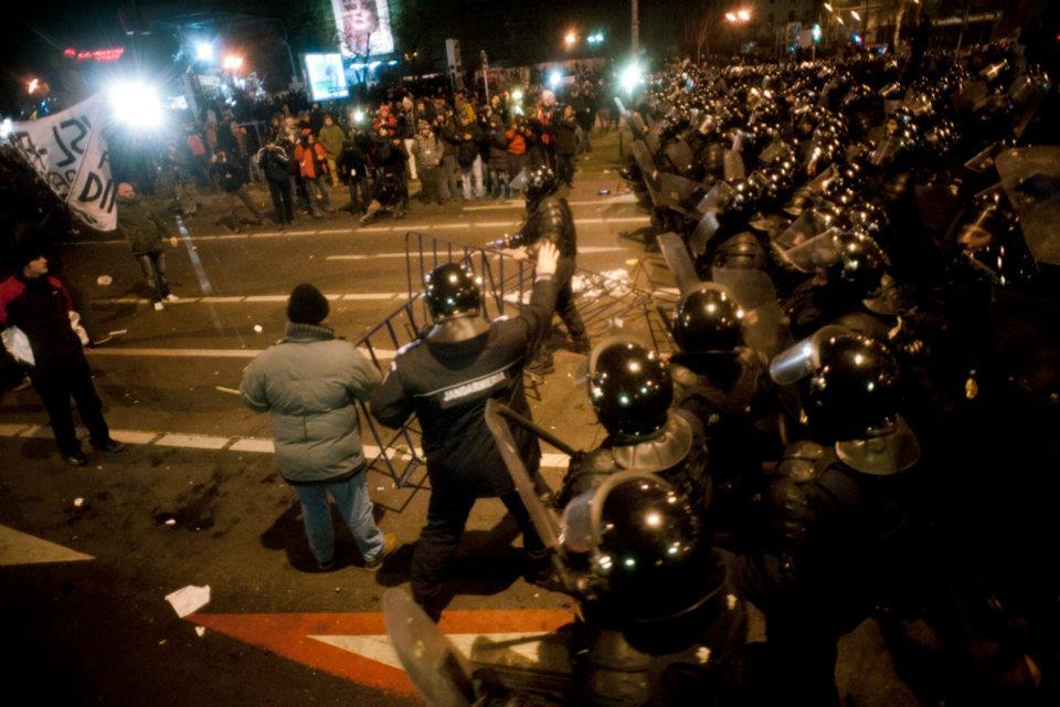 Românii strigă, dar Băsescu nu-i aude. A şaptea zi de proteste în Bucureşti. Fotografii inedite cu violenţele din Capitală  126963