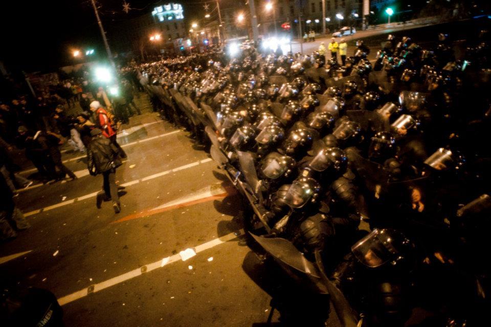 Românii strigă, dar Băsescu nu-i aude. A şaptea zi de proteste în Bucureşti. Fotografii inedite cu violenţele din Capitală  126964