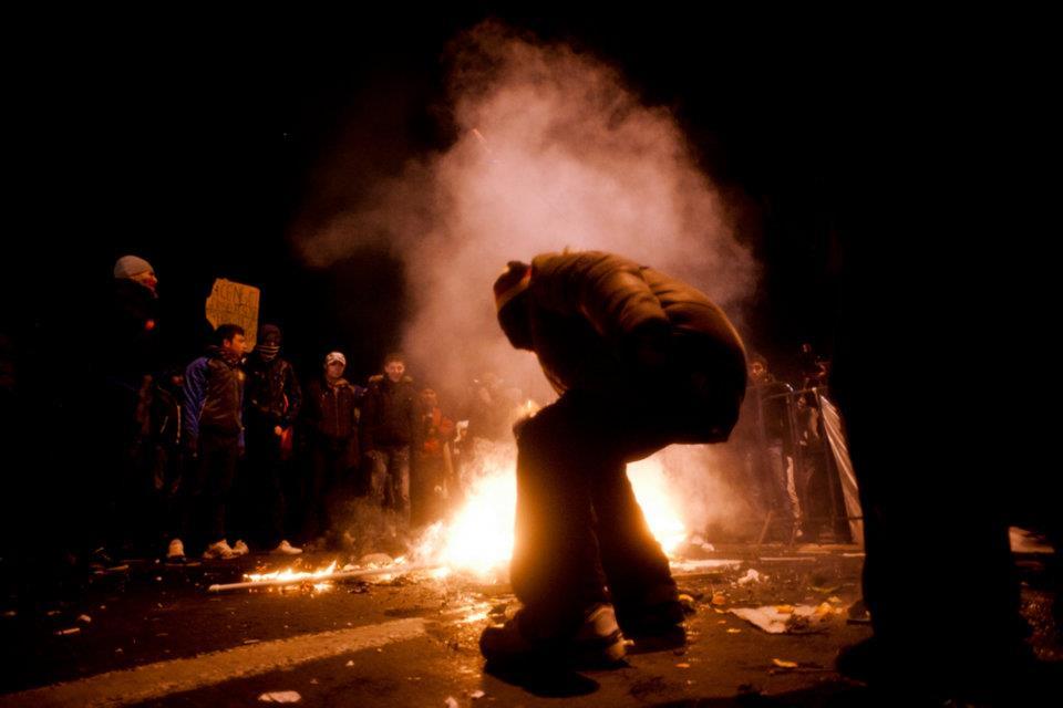 Românii strigă, dar Băsescu nu-i aude. A şaptea zi de proteste în Bucureşti. Fotografii inedite cu violenţele din Capitală  126965