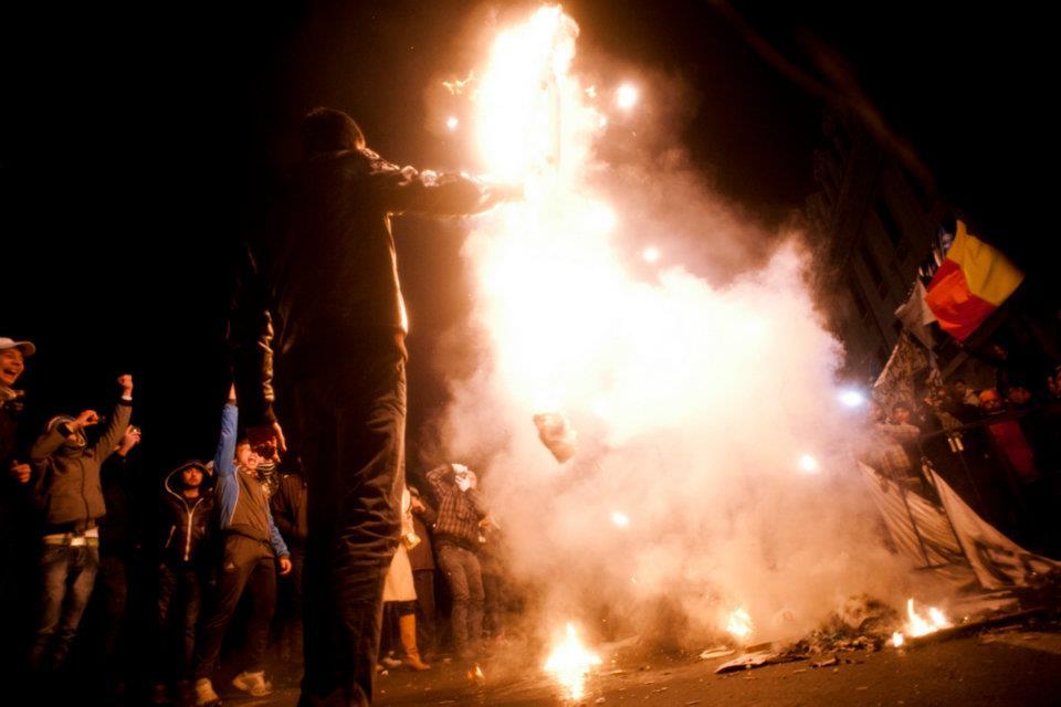 Românii strigă, dar Băsescu nu-i aude. A şaptea zi de proteste în Bucureşti. Fotografii inedite cu violenţele din Capitală  126966