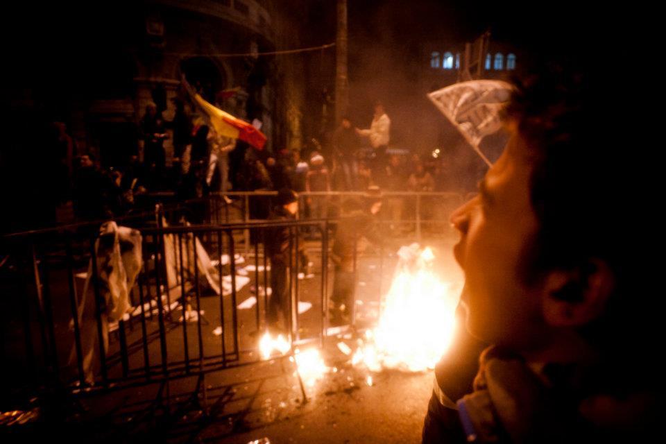 Românii strigă, dar Băsescu nu-i aude. A şaptea zi de proteste în Bucureşti. Fotografii inedite cu violenţele din Capitală  126967
