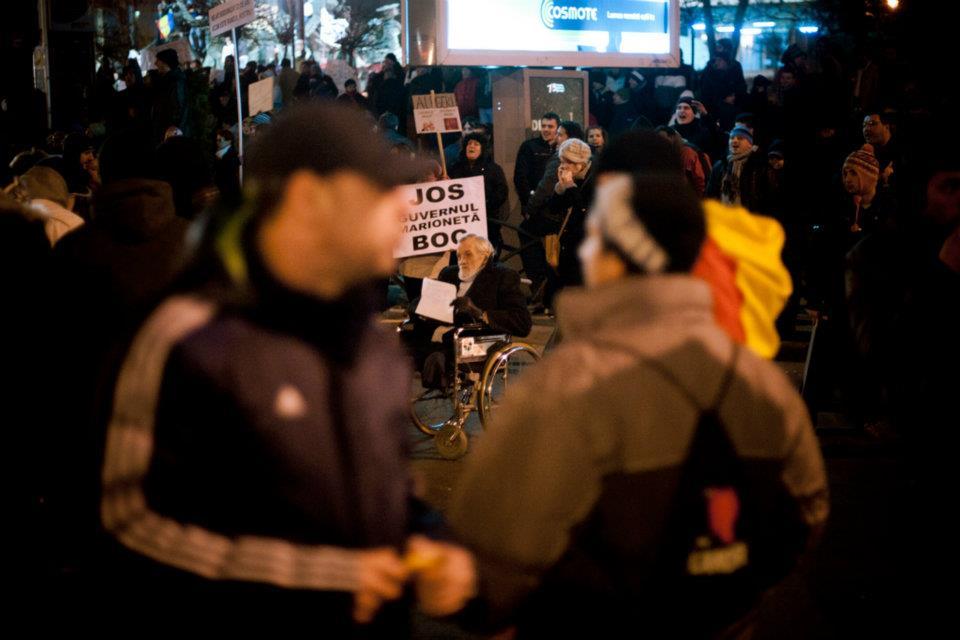 Românii strigă, dar Băsescu nu-i aude. A şaptea zi de proteste în Bucureşti. Fotografii inedite cu violenţele din Capitală  126968