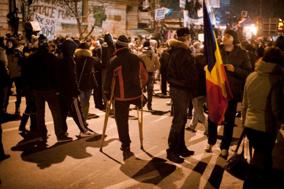 Românii strigă, dar Băsescu nu-i aude. A şaptea zi de proteste în Bucureşti. Fotografii inedite cu violenţele din Capitală  126969
