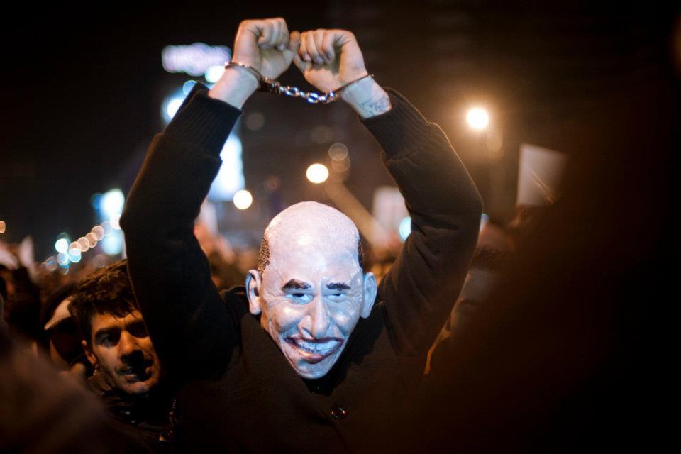 Românii strigă, dar Băsescu nu-i aude. A şaptea zi de proteste în Bucureşti. Fotografii inedite cu violenţele din Capitală  126970