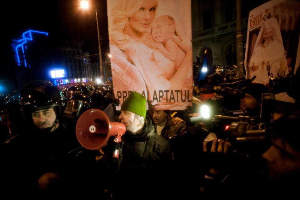 Românii strigă, dar Băsescu nu-i aude. A şaptea zi de proteste în Bucureşti. Fotografii inedite cu violenţele din Capitală  126971