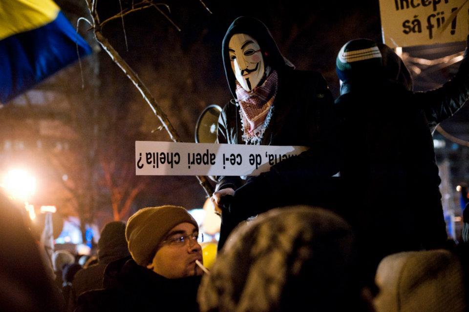 Românii strigă, dar Băsescu nu-i aude. A şaptea zi de proteste în Bucureşti. Fotografii inedite cu violenţele din Capitală  126972