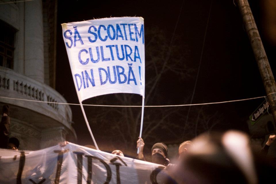 Românii strigă, dar Băsescu nu-i aude. A şaptea zi de proteste în Bucureşti. Fotografii inedite cu violenţele din Capitală  126974