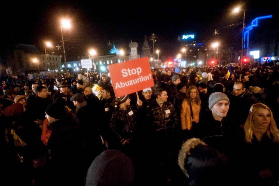 Românii strigă, dar Băsescu nu-i aude. A şaptea zi de proteste în Bucureşti. Fotografii inedite cu violenţele din Capitală  126975