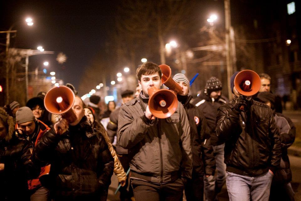 Românii strigă, dar Băsescu nu-i aude. A şaptea zi de proteste în Bucureşti. Fotografii inedite cu violenţele din Capitală  126976