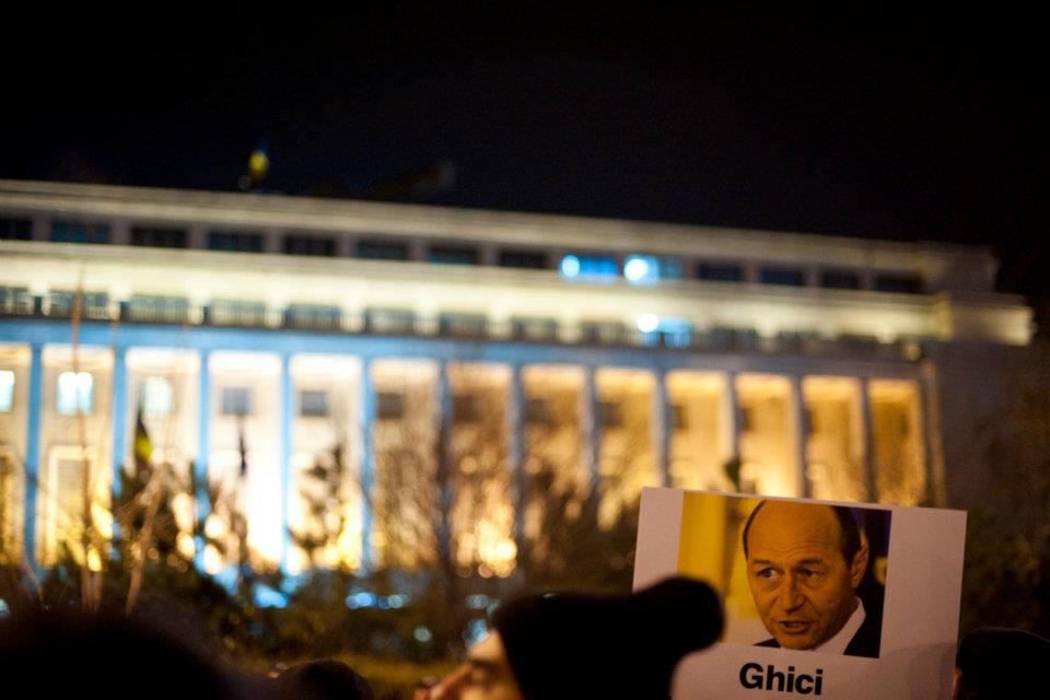 Românii strigă, dar Băsescu nu-i aude. A şaptea zi de proteste în Bucureşti. Fotografii inedite cu violenţele din Capitală  126977