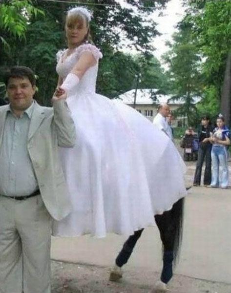 Vezi ce s-a putut admira la Salonul Auto. Şi nu este vorba de maşini. Merită să te uiţi de două ori 126939