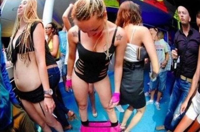 Vezi ce s-a putut admira la Salonul Auto. Şi nu este vorba de maşini. Merită să te uiţi de două ori 126940