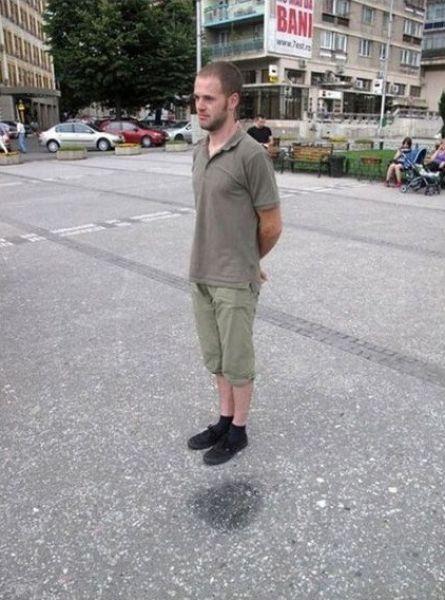 Vezi ce s-a putut admira la Salonul Auto. Şi nu este vorba de maşini. Merită să te uiţi de două ori 126942