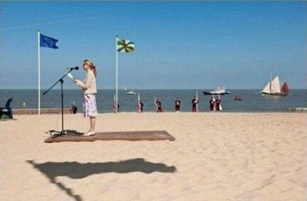 Vezi ce s-a putut admira la Salonul Auto. Şi nu este vorba de maşini. Merită să te uiţi de două ori 126943