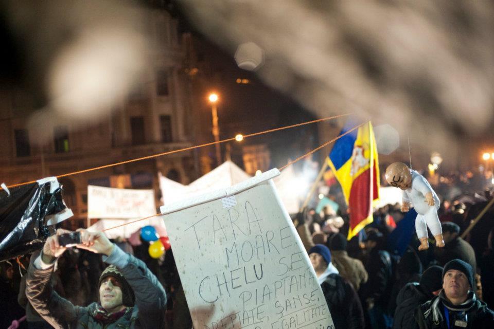 &quot;România, ridică-te din genunchi!&quot; Cele mai tari pancarte din Piaţa Universităţii. VOTEAZĂ mesajul preferat 127181