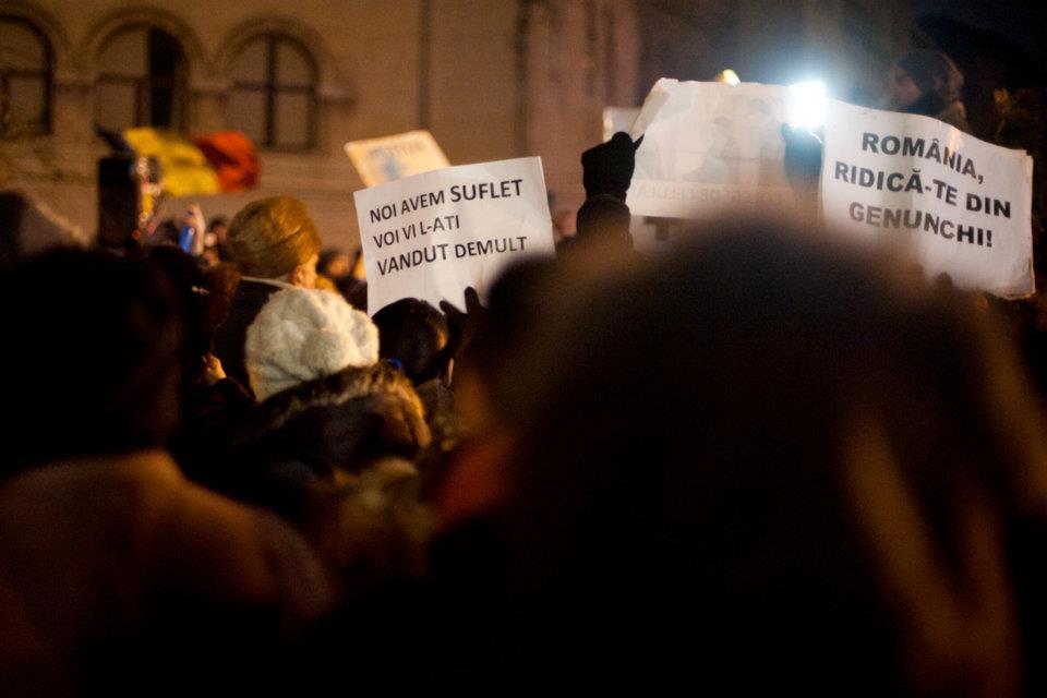 &quot;România, ridică-te din genunchi!&quot; Cele mai tari pancarte din Piaţa Universităţii. VOTEAZĂ mesajul preferat 127182