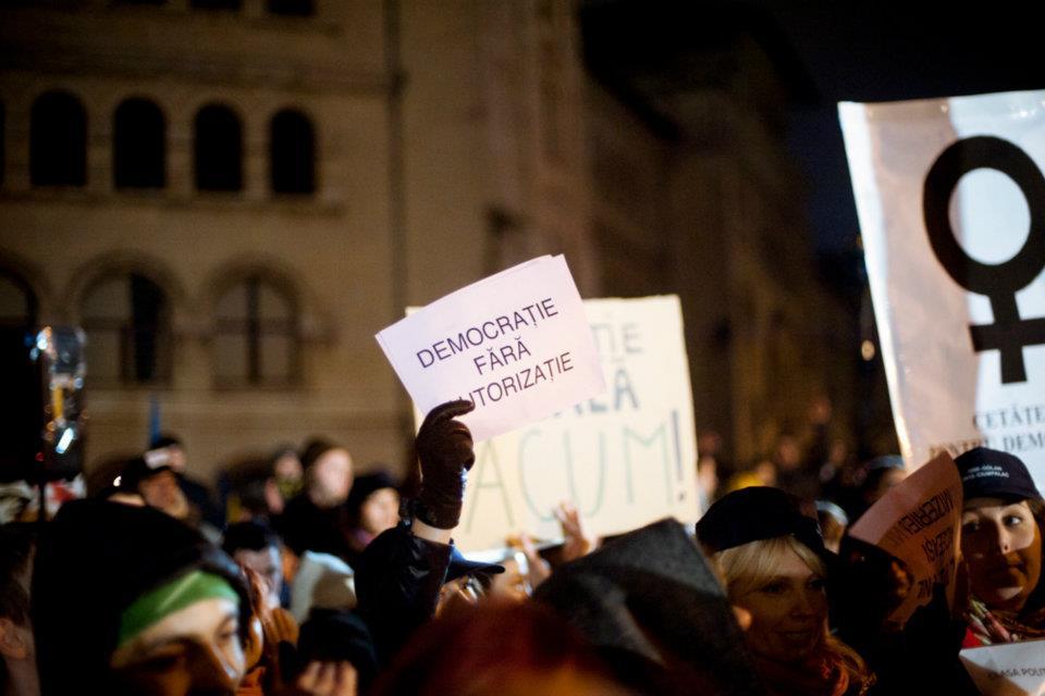 &quot;România, ridică-te din genunchi!&quot; Cele mai tari pancarte din Piaţa Universităţii. VOTEAZĂ mesajul preferat 127183