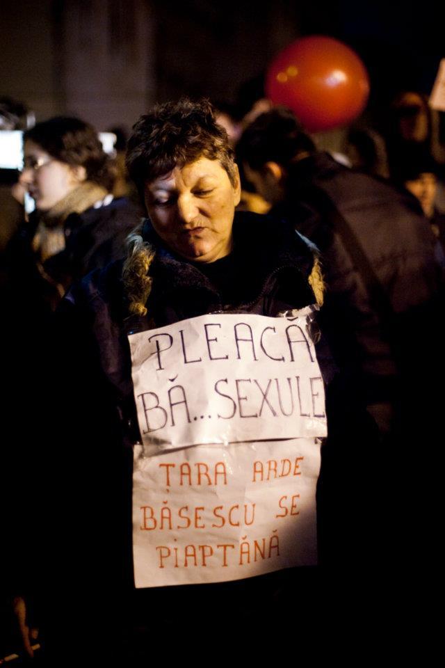 &quot;România, ridică-te din genunchi!&quot; Cele mai tari pancarte din Piaţa Universităţii. VOTEAZĂ mesajul preferat 127184