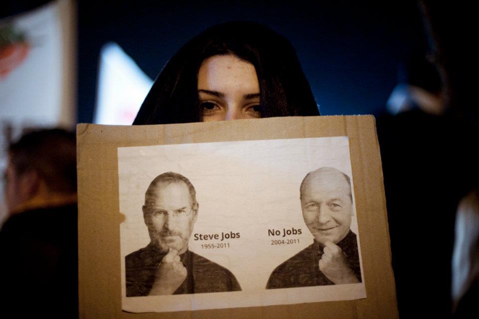 &quot;România, ridică-te din genunchi!&quot; Cele mai tari pancarte din Piaţa Universităţii. VOTEAZĂ mesajul preferat 127185